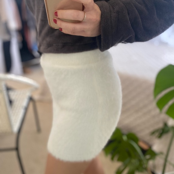 Alamour white mini skirt - Picture 4 of 6